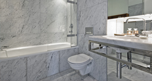 Marble-effect tiling with full mirror