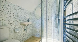 Blue mosaic feature tiling